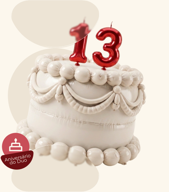 Bolo de aniversário Duo Gourmet 13 anos com selo Aniversário do Duo